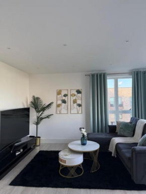 Modern 2 bed flat in Ealing